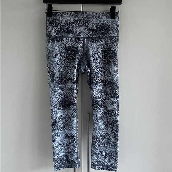 Lululemon Wunder Under Crop (High-Rise) *Full-On Luxtreme 21" EUC - Picture 1 of 14